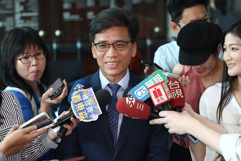 ED
新青安鬆綁恐釀炒房？　彭金隆：跟去年時空不同
外界關切新青安鬆綁是否引發另一波炒房，金管會主
委彭金隆（中）4日受訪時指出，從件數來看，新青
安貸款從2024年高點到2025上半年，應該已回到自住
需求，不管是件數還是目的上，加上財政部有實施優
化措施，這跟去年時空狀況應該完全不一樣。
中央社記者王騰毅攝  114年9月4日
