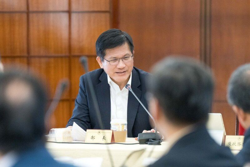 外交部長林佳龍於4日召開品牌識別優化共識會議，
邀集各單位代表出席，以期凝聚外交部人員共識，打
造最具向心力，並符合台灣推向國際的「Team 
Taiwan」品牌形象。
（外交部提供）