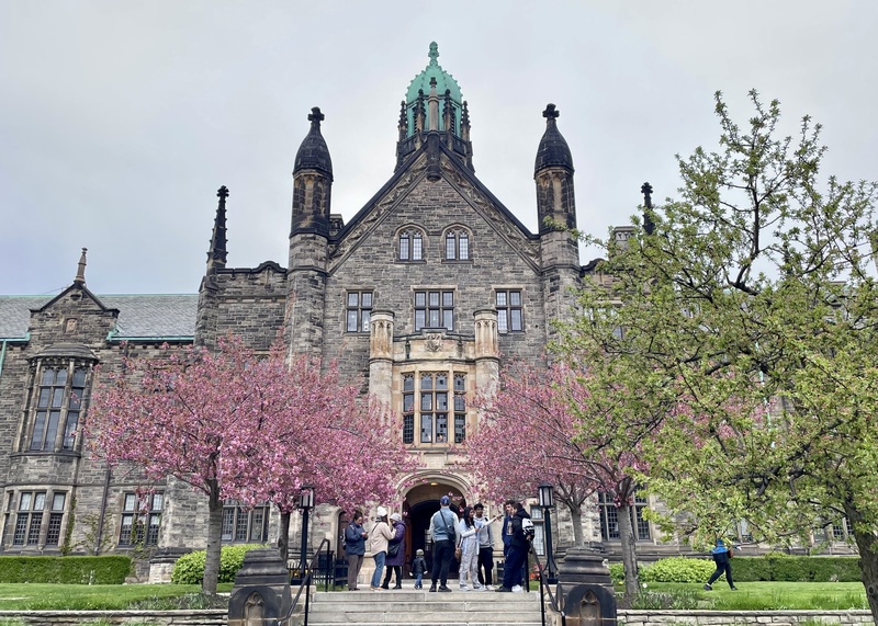 加拿大去年宣布大幅緊縮國際學生簽證核發數量後，今年上半年核發的國際學生簽證數量，暴跌為3萬6000多份。去年同期核發的數量為12萬5000多份，遽減近9萬份。（圖為多倫多大學）