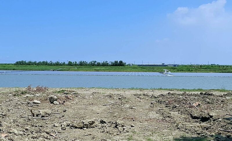 颱風丹娜絲造成南部光電板毀損，嘉義新庄滯洪池案場因清運進度落後，業者遭環境部累計裁罰新台幣900萬元。新庄滯洪池周邊6日已無廢棄光電板。
（民眾提供）