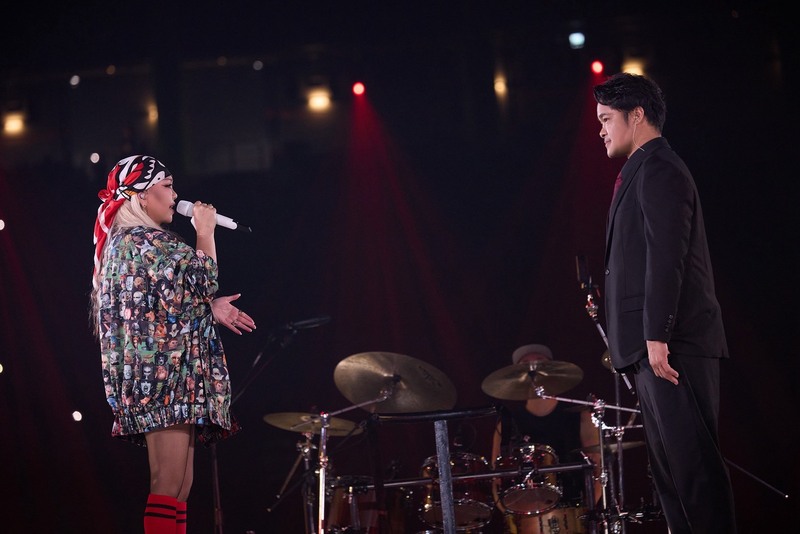 中華職棒味全龍隊林智勝引退賽6日在台北大巨蛋舉行第2戰，賽後邀請天后張惠妹（左）獻唱，林智勝（右）則在「鋼鐵男子」歌聲中、穿著一身黑西裝帥氣登台。（聲動娛樂提供）