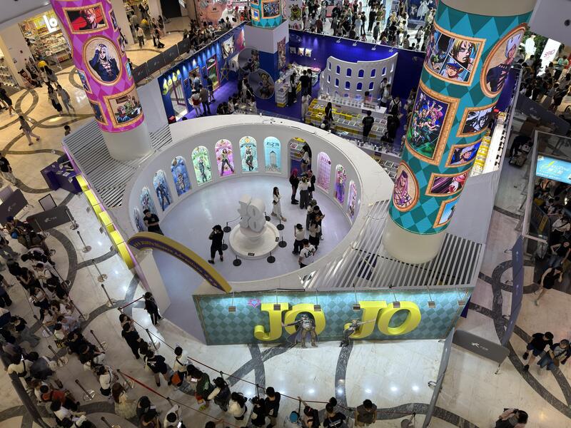 日本人氣動漫「JOJO」在上海靜安大悅城舉辦快閃店，週末下午快閃店外排起長長人龍。