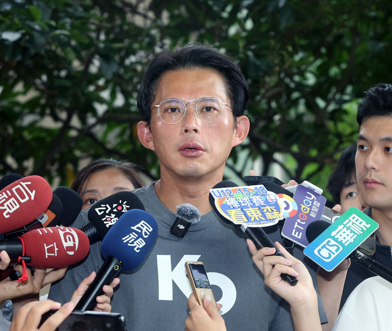 民眾黨主席黃國昌指出，待柯文哲交保後，他將與柯文哲商談民眾黨現況與未來發展。