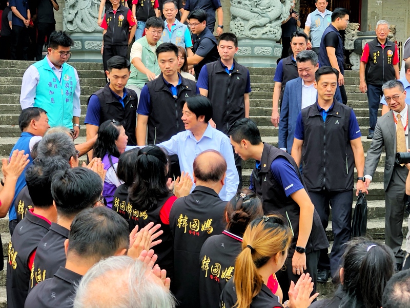 總統兼民進黨主席賴清德（中藍襯衫者）7日下午到桃園市蘆竹區慈母宮參香，賴總統表示，此行是傾聽地方黨公職、社會各界意見，讓未來施政更貼近民意、更順利。