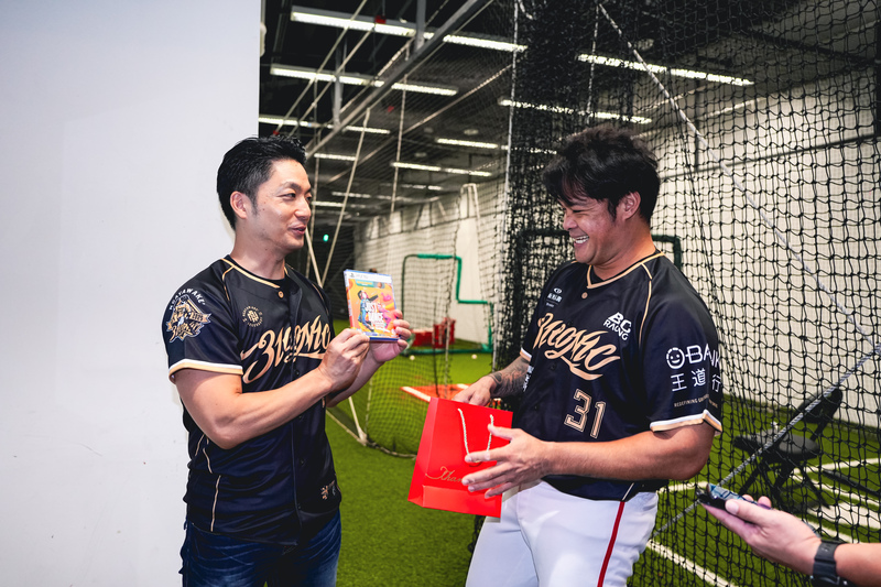 中華職棒味全龍林智勝（右）引退賽最終戰7日在台北大巨蛋進行，市長蔣萬安（左）特地前往球員休息區，致贈退休禮物「PS5舞力全開遊戲片」給林智勝。