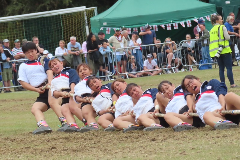 台灣代表隊參加在英國諾丁漢舉行的世界室外拔河錦標賽，7日在最後1天的錦標賽單日進帳3金，其中女子拔河代表隊在540公斤再展超強實力，決賽輕取瑞典，完成驚人的4連霸。。（中華民國拔河運動協會提
供）(圖:中央社)