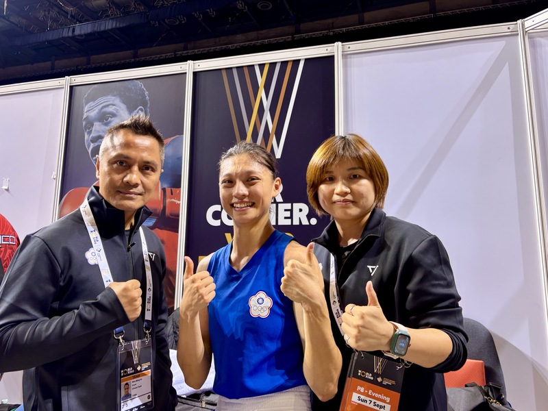 在英國利物浦舉行的WB世界拳擊錦標賽，7日開打的女子57公斤級16強，台灣好手吳詩儀（中）以4比1擊敗愛爾蘭選手華爾希挺進8強。（柯文明提供）