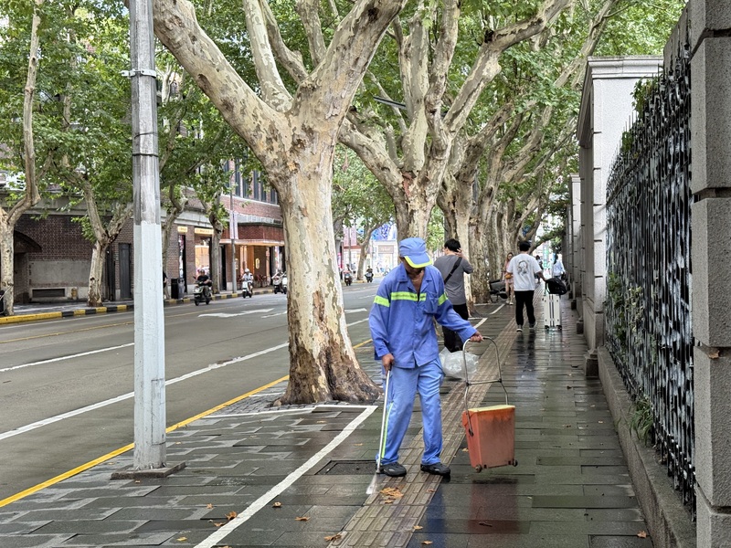 中國自9月1日起實施強制社保，學者認為，社會上的中低階層，受到該政策的影響會更大。圖為上海一處街道的清潔工人正在打掃，攝於9月1日。中央社記者廖文綺上海攝 114年9月8日
