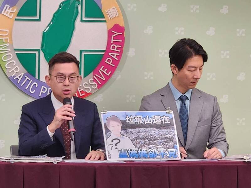 民進黨發言人吳崢（右起）、卓冠廷8日召開記者會，質疑台中市長盧秀燕迴避垃圾山問題。