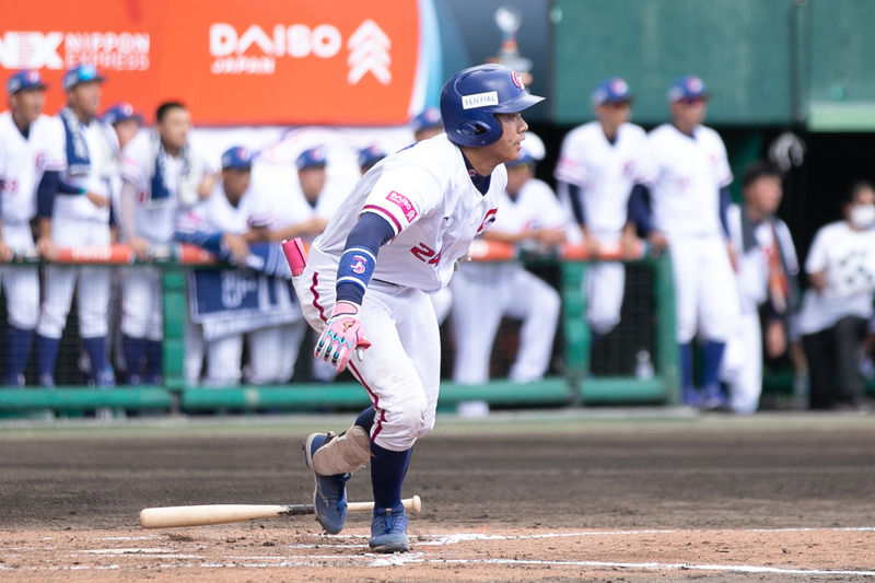 U18世界盃棒球賽台灣隊8日投打發揮，1局下張育豪（圖）適時安打送回第1分，台灣隊單局攻下5分奠定
勝基，終場以10比2擊敗澳洲，搶下關鍵第3勝，取得晉級超級循環賽門票。（中華民國棒球協會提供）