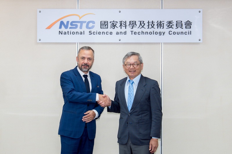 捷克科研創新部長傑尼雪克（左）5日拜會國科會主委吳誠文（右），雙方期許台捷持續深化在半導體、人工智慧和雷射科技等關鍵領域合作。（國科會提供）