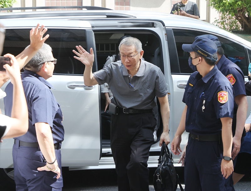 JD
柯文哲交保後首度出庭（1）
台北地方法院9日開庭審理前台北市長柯文哲涉及京
華城等案。柯文哲（中）一早搭車抵達台北地院，這
也是柯文哲交保後首度出庭。
中央社記者郭日曉攝　114年9月9日
