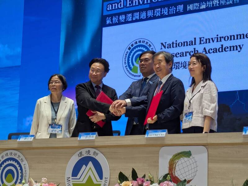 環境部國家環境研究院9日與韓國氣候變遷中心簽署合作備忘錄，未來將就氣候教育與公共參與、氣候政策研究與策略發展、氣候調適與知識共享等面向進行合作。環境部長彭啓明（中）、國環院長劉宗勇
（左2）等人出席見證。
