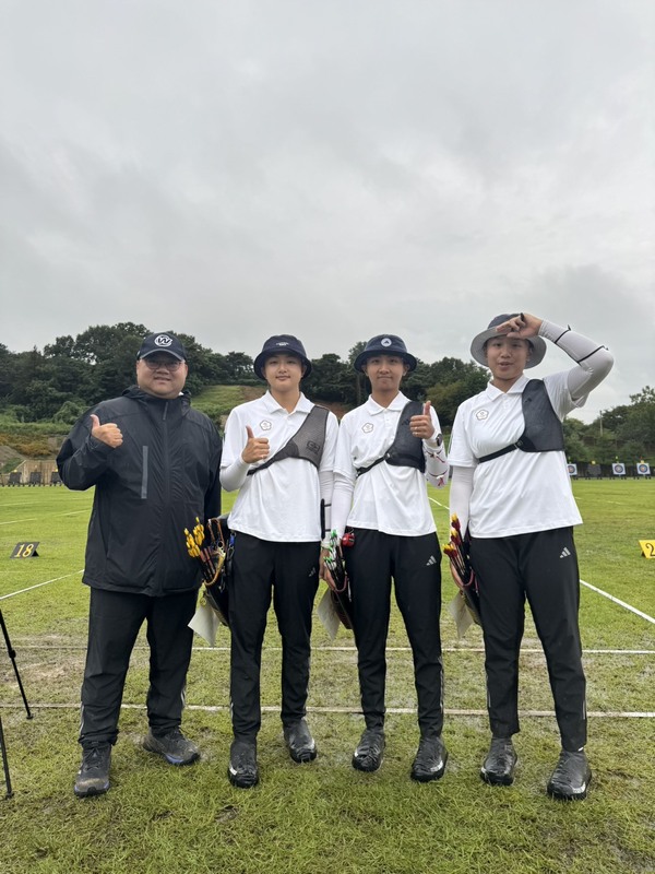 2025世界射箭錦標賽台灣反曲弓女團由邱意晴（右2）、許芯慈（右1）、李采璇（左2）組成，10日在金牌戰以6比0擊敗日本，勇奪暌違6年的女團金牌。（總教練廖健男提供）