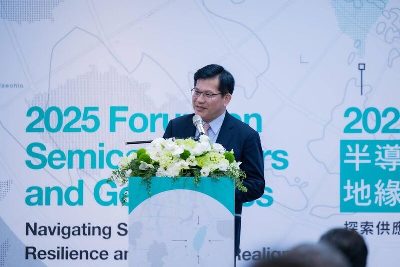 外交部長林佳龍9日為「2025半導體與地緣政治論
壇：探索供應鏈韌性與策略新局」開幕致詞，強調台
灣在AI產業鏈扮演關鍵角色。
（外交部提供）
