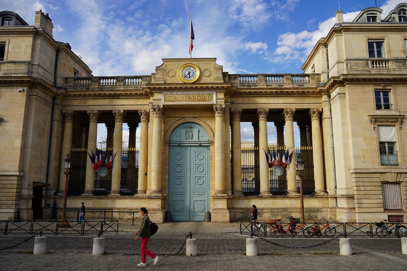 法國總理白胡在國民議會信任投票中受挫，9日向總統馬克宏請辭。圖為國民議會。