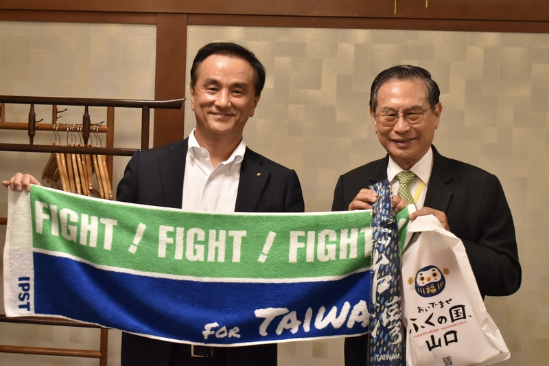 曾在台南慢跑的日本山口縣知事村岡嗣政（左）10日表示，台灣是最好的朋友，除了COVID-19疫情3年，他在知事任內已造訪台灣9次，幾乎每年都安排。圖為台灣民間白米捐贈訪問團團長涂醒哲（右）致贈「FIGHT FOR TAIWAN」毛巾給村岡嗣政。
