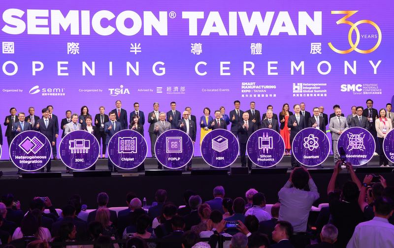 ED
2025國際半導體展開幕典禮（2）
SEMICON Taiwan 2025國際半導體展開幕典禮10日在
台北南港展覽館舉行，行政院長卓榮泰（前左9）、
國際半導體產業協會（SEMI）全球總裁暨執行長馬諾
查（Ajit Manocha）（前左8）等人一同啟動儀式。
中央社記者張新偉攝　114年9月10日
