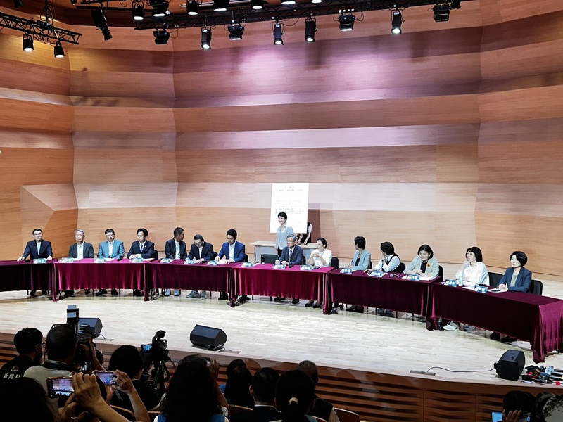 就財劃法及統籌分配稅款議題，台中市長盧秀燕（左8）10日在台北市舉行「十五縣市站出來！捍衛地方補助」記者會，台北市長蔣萬安（左7）、新北市長侯友宜（左6）等15名縣市正副首長出席。