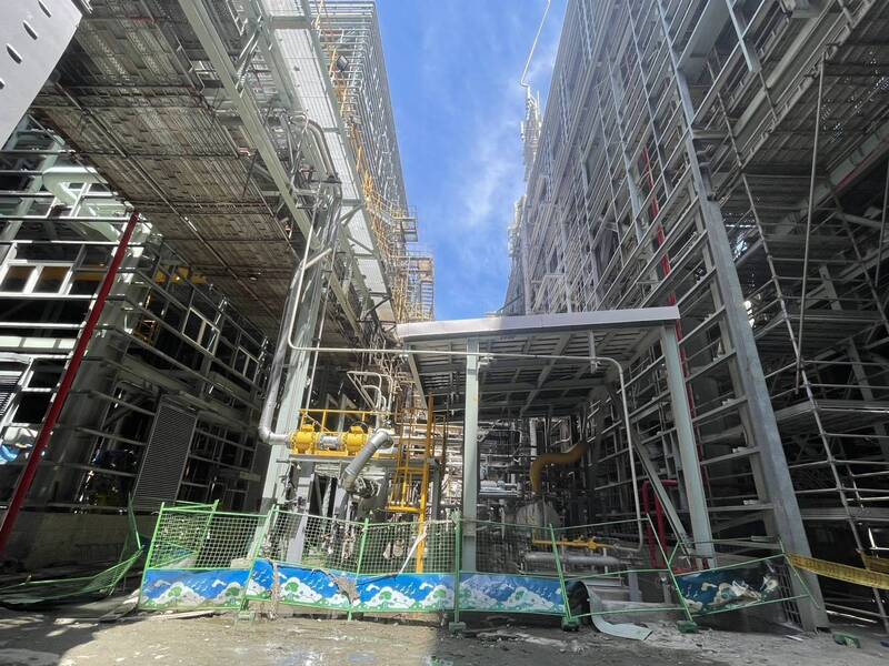 台電人員與相關工程團隊10日赴興達電廠新2號機進行現場勘查，確認天然氣洩漏地點。（台電提供）