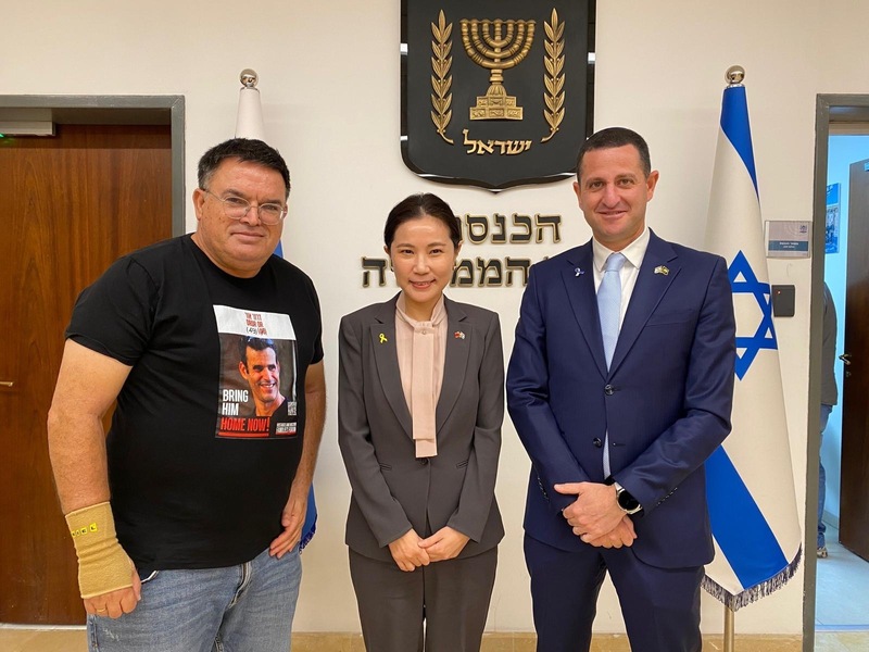 駐以色列代表李雅萍（中）與以色列國會印太事務工
作小組主席畢頓（左）及泰勒（右）在國會舉行工作
會議並合影。（駐以色列代表處提供）
