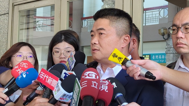 立委顏寬恒（前右2）遭控詐領助理費案等，一審依貪污等罪判8年4月；案經上訴台灣高等法院台中分院，二審11日駁回上訴、維持原判；顏寬恒受訪表示，無法接受。
