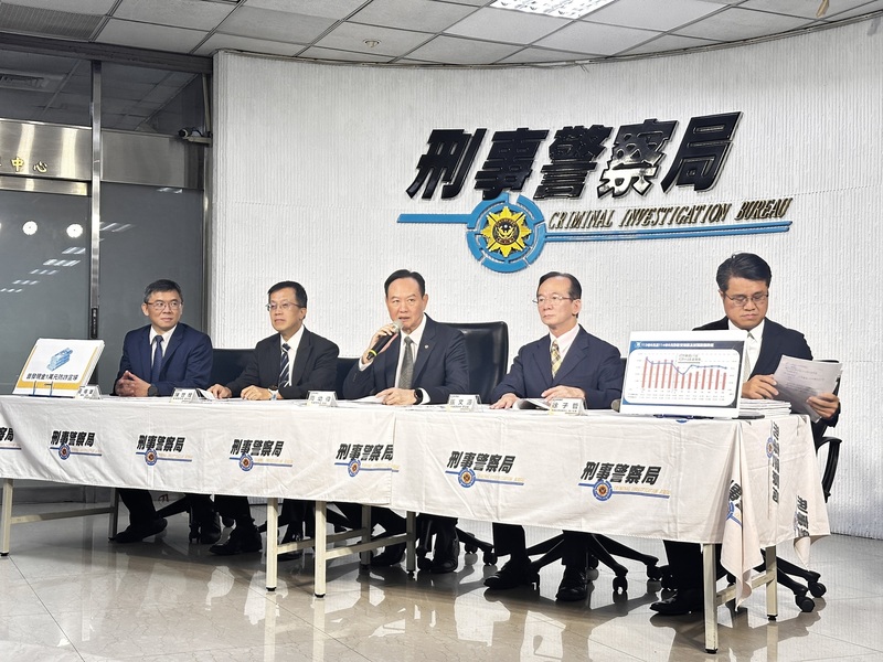 刑事局12日召開「詐團濫用政府普發現金1萬元施詐」記者會，局長周幼偉（中）說，將組成專案小組
打擊詐騙。