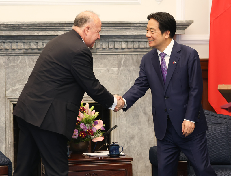 PD
賴總統接受巴拉圭大使呈遞到任國書（2）
總統賴清德（右）12日在總統府接受巴拉圭共和國新
任駐台特命全權大使費拉迪加（Dario Filartiga Ruiz 
Diaz，另譯傅達耀）（左）呈遞到任國書，兩人握手
致意。
中央社記者謝佳璋攝  114年9月12日
