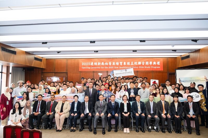 外交部常務次長葛葆萱12日主持「2025年連結新南向菁英培育專班五校聯合開學典禮」，與各校、駐台機構代表及專班學員合影。（外交部提供）