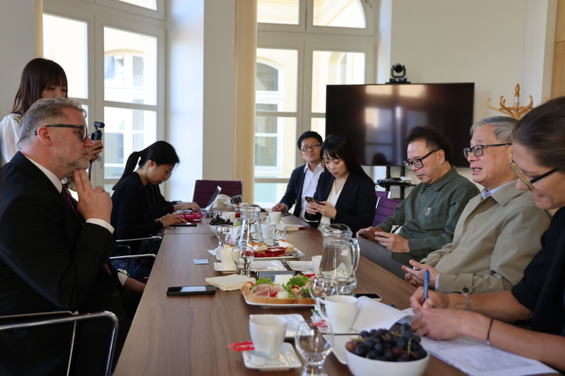 文化部長李遠(右2)參訪捷克國家文學館，與館長史戴力克(Michal Stehlik)(左1)就國立層級文學館國際合作等面向進行交流。(文化部提供)

