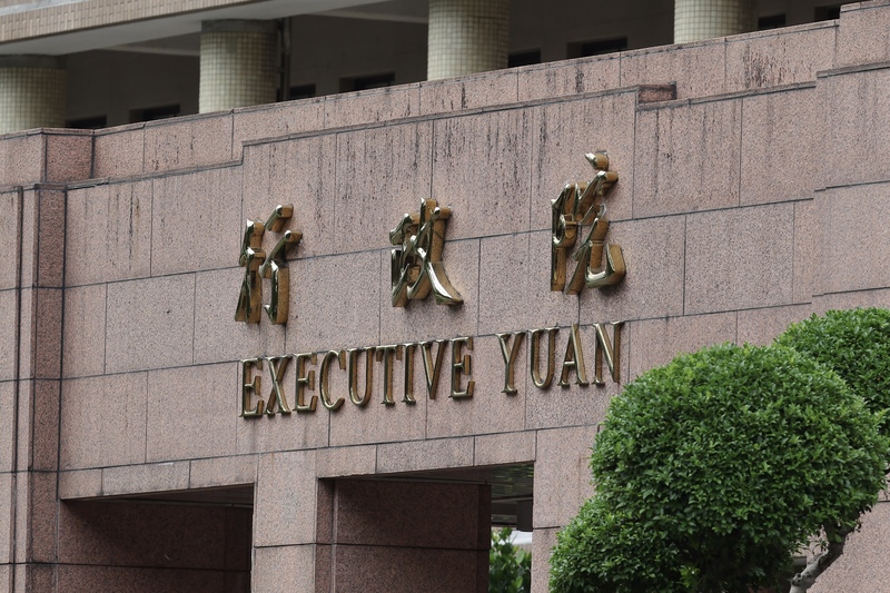 行政院22日說明國中小學校營養午餐屬地方自治事項，應由直轄市與縣市政府優先編列預算支應。
