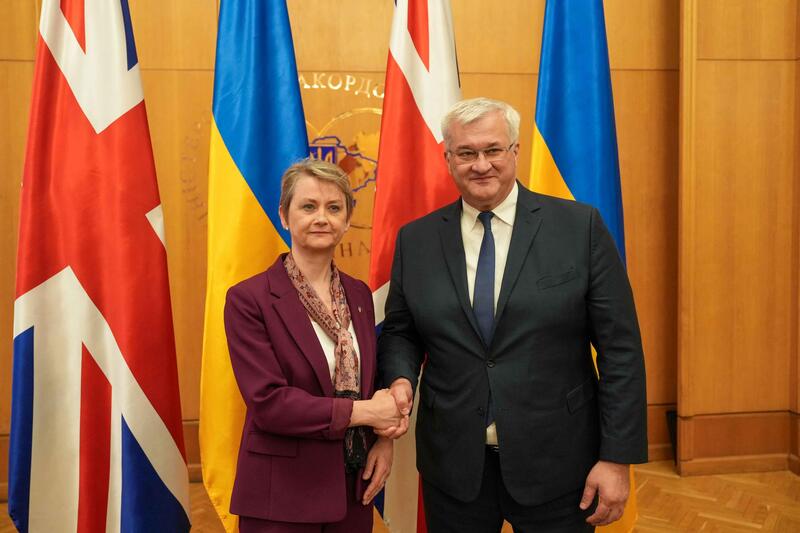 英國外交大臣古柏(Yvette Cooper)（左）12日在基輔與烏克蘭外交部長西比哈（Andrii Sybiha）（右）會晤。（英國外交部提供）
中央社記者陳韻聿倫敦傳真  114年9月13日

