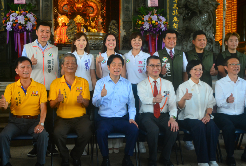 身兼民進黨主席的總統賴清德（前左3）13日下午在黨秘書長徐國勇（前右3）等人陪同下，到新北板橋深丘福德宮參拜祈福，並於廟前和民進黨新北黨公職人員等合影留念。