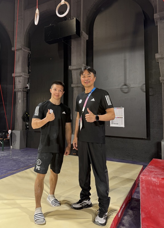 在法國舉行的2025巴黎體操世界盃挑戰賽，台灣男子吊環好手林冠儀（左）13日在資格賽以排名第3晉級決賽，教練鄭焜杰（右）滿意愛徒展現出穩定度。
（鄭焜杰提供）
