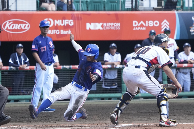 U18世界盃棒球賽台灣季軍戰14日與韓國交手，5局上，台灣跑者帕蘇拉?塔基斯利尼安（左）靠著隊友安打助攻，跑回超前分。

