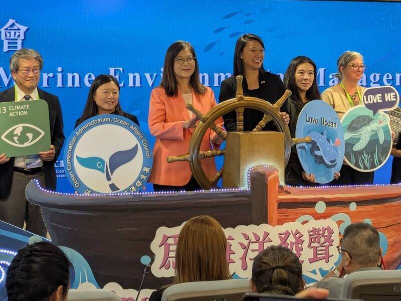 DD
海保署辦國際交流研討會　聚焦海洋環保等議題
海洋委員會海洋保育署15日邀8國專家辦「海洋環境
管理國際交流研討會」，聚焦海洋環境保護、污染防
治、廢棄物治理、水質與底泥維護及國際合作等核心
議題。海委會主任委員管碧玲（左3）等出席。
中央社記者張雄風攝　114年9月15日
