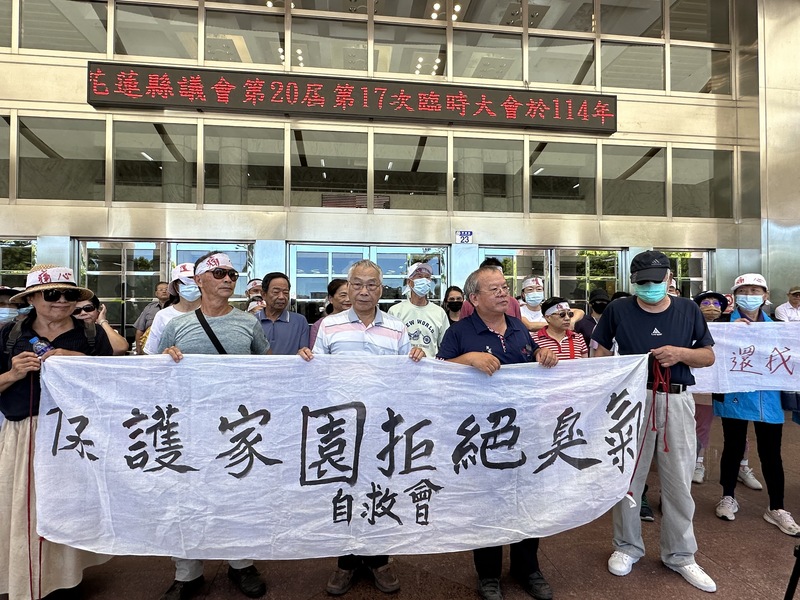 花蓮縣吉安鄉光華村垃圾掩埋場11日發生火警，燃燒
近30小時撲滅，造成空污等影響，光華村民約百人15
日到議會陳情，要求凍結環境保護局廢棄物處理相關
預算。
