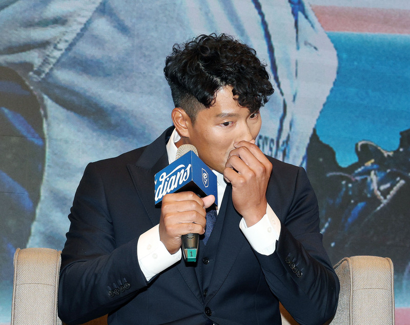 中華職棒富邦悍將球星林哲瑄（圖）15日正式宣布引退消息，他表示，這段時間思考了很久，甚至無法親口與最愛的隊友說出退役決定，記者會上忍不住落淚。