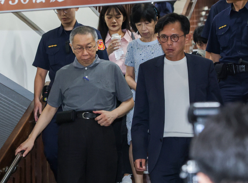 北院15日上午重開京華城案被告羈押庭，並於晚間做出最終裁定，柯文哲、應曉薇皆維持原裁定交保。北院隨後也發布新聞稿，說明合議庭裁定理由，並補充禁止接觸的「證人」範圍。 (圖：中央社)