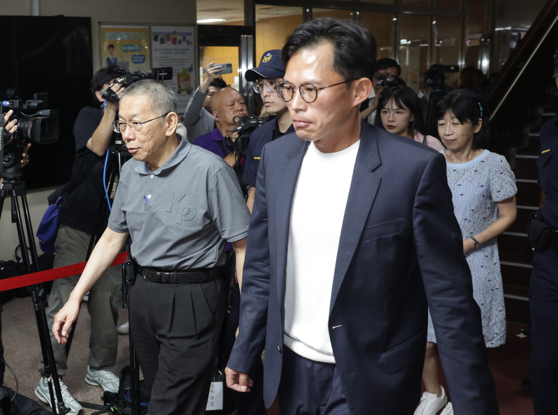 台北地方法院審理京華城案，15日再度召開羈押庭後，仍裁定前台北市長柯文哲以新台幣7000萬元交
保。圖為晚間柯文哲（前左）在妻子陳佩琪（後右）、民眾黨主席黃國昌（前右）等陪同下離開法院，未回應媒體提問。