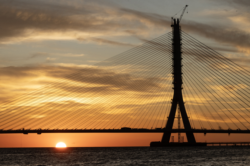 TD
日落時分　淡水老街遠眺淡江大橋（2）
淡江大橋16日合龍，這座世界最長跨距的單塔不對稱
斜張橋最後一個節塊到位，預計民國115年5月通車，
連結新北市淡水、八里區，橋梁之美並融入淡江夕
照，預期將成新地景。圖為從淡水老街遠眺施工中的
淡江大橋與夕陽。
中央社記者趙世勳攝  114年9月16日
