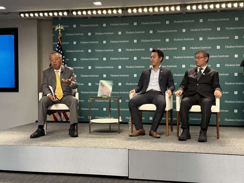 華府智庫哈德遜研究所16日舉辦「混合戰與中共滲
透：美台安全合作的共同挑戰」座談，由學者余茂春
（左）主持，台灣香港協會理事長桑普（右）、台北
地方法院法官許凱傑（中）與會討論。
