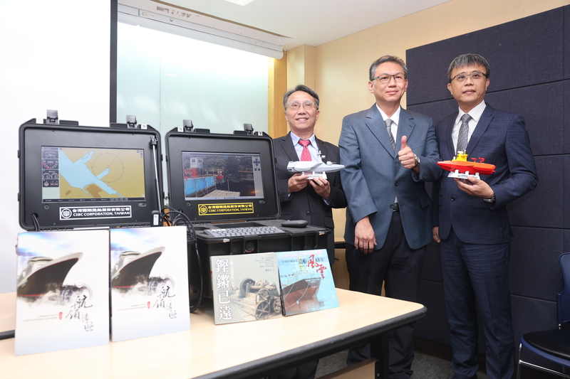 台船董事長陳政宏（中）、總經理蔡坤宗（左）、副總經理兼發言人周志明（右）17日上午在台北，與媒
體見面交流。
