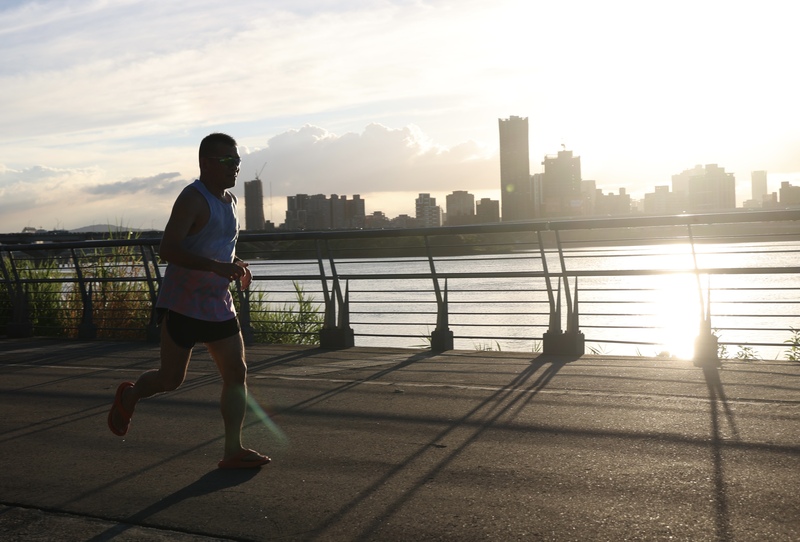圖為台北大稻埕碼頭慢跑民眾。資料照。