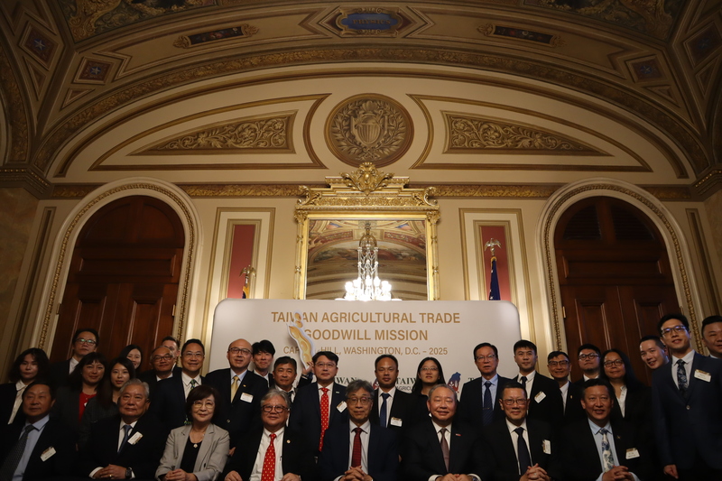 台灣農產品訪問團17日在美國國會山莊與美方業者簽署意向書。