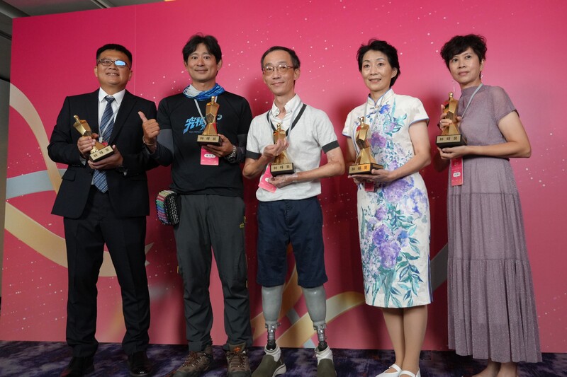 一年一度的師鐸獎、教育奉獻獎及資深優良教師18日舉行頒獎典禮，共有72名教師獲得殊榮。左起新北市三多國小教師江彥麟、基隆市安樂高中教師黃乃文、中山大學企管系副教授王致遠、桃園市會稽國中教師倪同娟、花蓮高商教師江曾為美。
