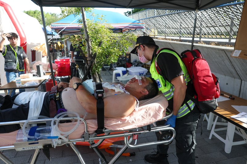 新北市114年國家防災日大規模震災救災動員演練18日在新莊運動公園進行，強調務實、貼近真實景況，於演練時現場發布狀況，演練單位即時反應。圖為模擬傷患後送情形。
