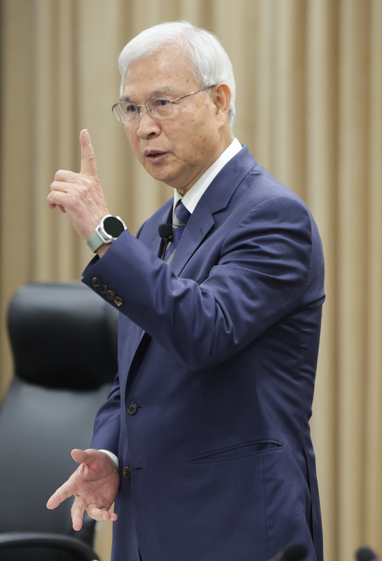 央行理監事會　決議利率連6凍（3）
中央銀行18日舉行第3季理監事會，央行總裁楊金龍
（圖）會後表示，會中決議維持利率政策不變、利率
連6凍，房市管制亦不鬆綁，同時公布最新經濟預測
數據。中央社記者裴禛攝  114年9月18日