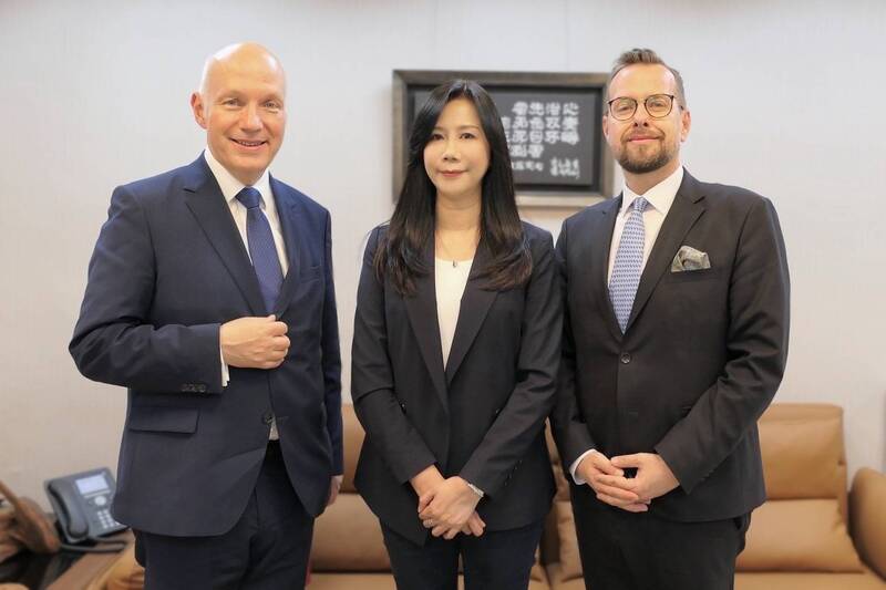 國民黨立委萬美玲（中）18日會見捷克參議院外交國
防與安全委員會主席費雪（左）、捷克駐台代表史坦
格（右）。（萬美玲辦公室提供）
