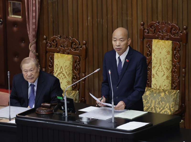 CD
立法院新會期開議　韓國瑜主持院會
立法院第11屆第4會期19日開議，立法院長韓國瑜
（右）上午主持院會，宣布報告事項。左為立法院祕
書長周萬來。
中央社記者裴禛攝　114年9月19日
